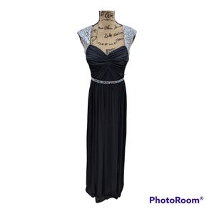 Adrianna Papell Long Black Gown. Women's 4.